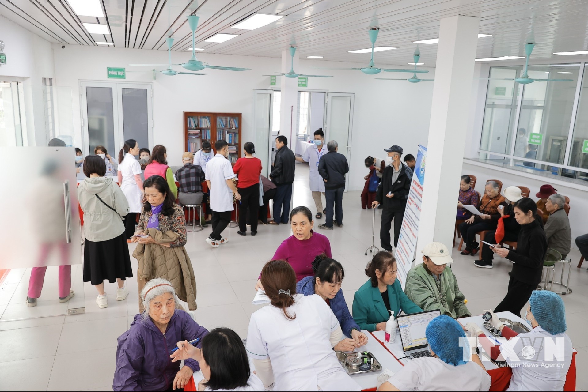 Khu vực khám tai, mũi, họng tại Chương trình khám sức khỏe toàn dân phường Bồ Đề. (Ảnh: Minh Quyết/TTXVN)
